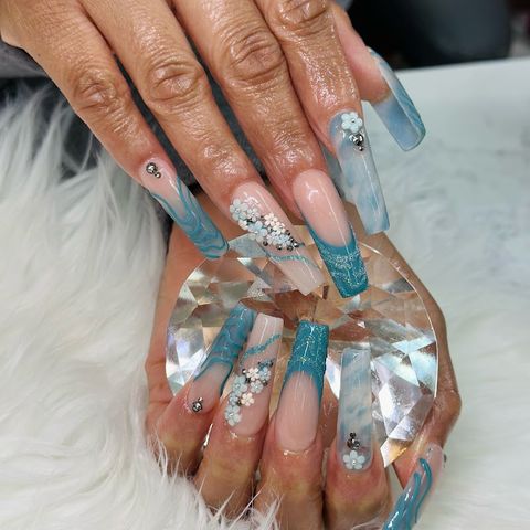 Deluxe Spa & Nails, nail salon in Danville, VA